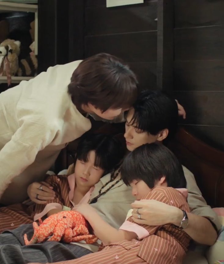 lovelyuhao's tweet photo. THE MATCHING PYJAMAS OH MY GOD MY BELOVED FAMILY https://t.co/M1q9KiBh9Z