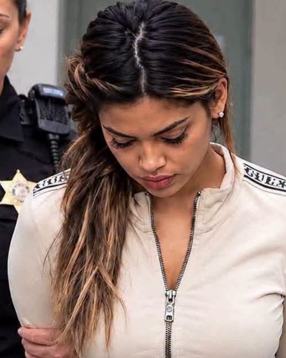 Cultination1's tweet photo. 🇺🇸 🚨Arrêtée pour prostitution en Floride, sa photo d’ARRESTATION devient VIRALE sur les réseaux sociaux en quelques heures.

Dayana Marcela Roblesorduz, 27 ans, a été arrêtée le 3 septembre 2026 dans le comté de Miami-Dade pour une accusation de prostitution. 

Sa caution a été fixée à seulement 150$, mais c’est surtout son mugshot qui attire l’attention : la photo est massivement partagée et les internautes commentent principalement son apparence.

Dayana Roblesorduz reste toutefois présumée innocente : son arrestation et l’accusation portée contre elle ne constituent pas une condamnation.
(Florida Arrests)