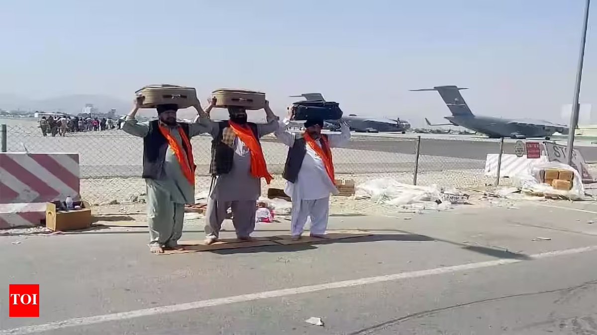 woke_janta's tweet photo. Hindus gave refuge to 2.5 million Sikhs who fled Pakistan in 1947, and to Sikhs fleeing Afghanistan, Bangladesh, and anywhere else.

This picture is a mirror for those ungrateful Sikhs who disrespect Hindus and India, yet still call Pakistanis their jijas. https://t.co/3YOx883u9f