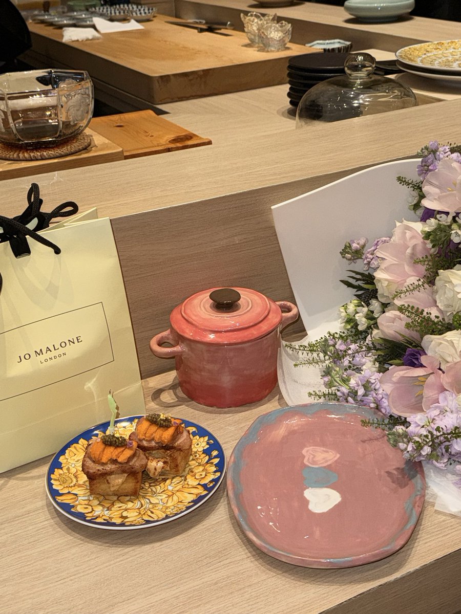 Bam_Saralee's tweet photo. First birthday brunch with my special ones :)

unexpectedly receive a very lovely cocotte  from p Oom 🥹  

thank u for bringing it back to life. you are the best 

ps. i came back and bake bananas to put in my new (mini??) cocotte 😋💗 https://t.co/MwznfiRS7M