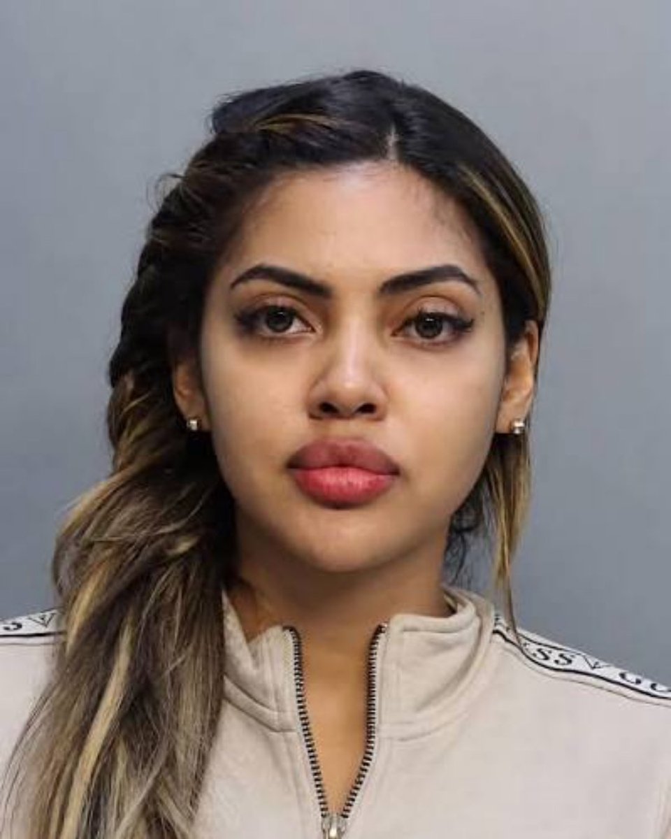Cultination1's tweet photo. 🇺🇸 🚨Arrêtée pour prostitution en Floride, sa photo d’ARRESTATION devient VIRALE sur les réseaux sociaux en quelques heures.

Dayana Marcela Roblesorduz, 27 ans, a été arrêtée le 3 septembre 2026 dans le comté de Miami-Dade pour une accusation de prostitution. 

Sa caution a été fixée à seulement 150$, mais c’est surtout son mugshot qui attire l’attention : la photo est massivement partagée et les internautes commentent principalement son apparence.

Dayana Roblesorduz reste toutefois présumée innocente : son arrestation et l’accusation portée contre elle ne constituent pas une condamnation.
(Florida Arrests)