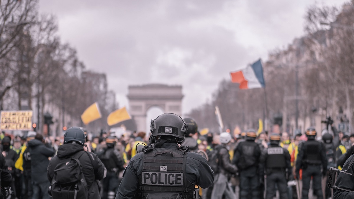 TSAlgerie's tweet photo. Des Franco-Algériens appellent les lycéens qui manifestent depuis quelques jours en France à ne pas brandir le drapeau algérien
https://t.co/OZSdfrB7C2 https://t.co/gGbTON5gow