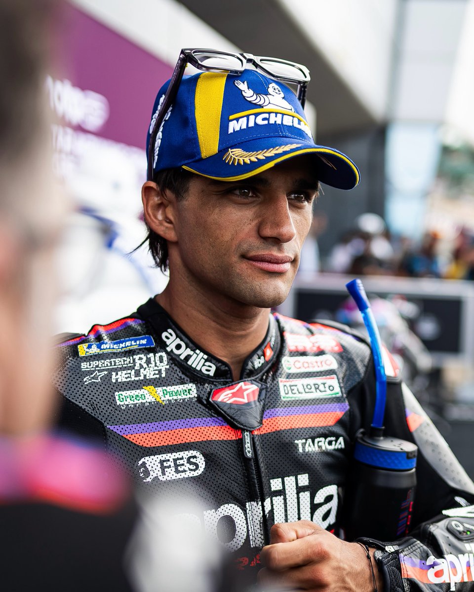 RubCanales's tweet photo. ⚠️ Jorge Martín: "Siempre te vuelve lo que dices: una vez hablé mal de Marc Márquez y en la carrera siguiente tiré a Álex".

➡️ "Creo que fue en 2023, cuando Marc me tocó una vez y me hice un esguince en el tobillo. Hablé mal de esa situación de carrera, lo culpé y, en la carrera siguiente, yo tiré a su hermano...".

➡️ "Entonces, muchas veces te vuelve lo que dices. Bueno, muchas veces no: siempre te vuelve, antes o después, porque son carreras y hay cosas que pasan que no se pueden evitar".

➡️ "En momentos de calentón, cuando eres más joven o no tienes tanta experiencia hablando con la prensa, sueltas lo primero que se te pasa por la cabeza. Y creo que eso, con los años, también hay que intentar mejorarlo y estar más tranquilo a la hora de decir lo que piensas".

(@ASMELACHERCOLES) #MotoGP #IndonesianGP 🇮🇩