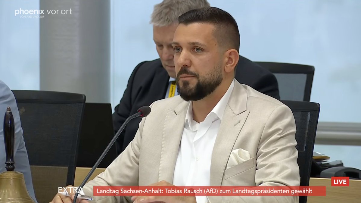 Dieter_Stein's tweet photo. Der neue Landtagspräsident von Sachsen-Anhalt, Tobias Rausch (AfD), hat eine seriöse, staatstragende Eröffnungsrede mit vielen an Zusammenarbeit und gegenseitigen Respekt appellierenden Worten gehalten.  Es stellt sich wieder die Frage, wer Spaltung wirklich möchte. https://t.co/rPOdeV7HtV