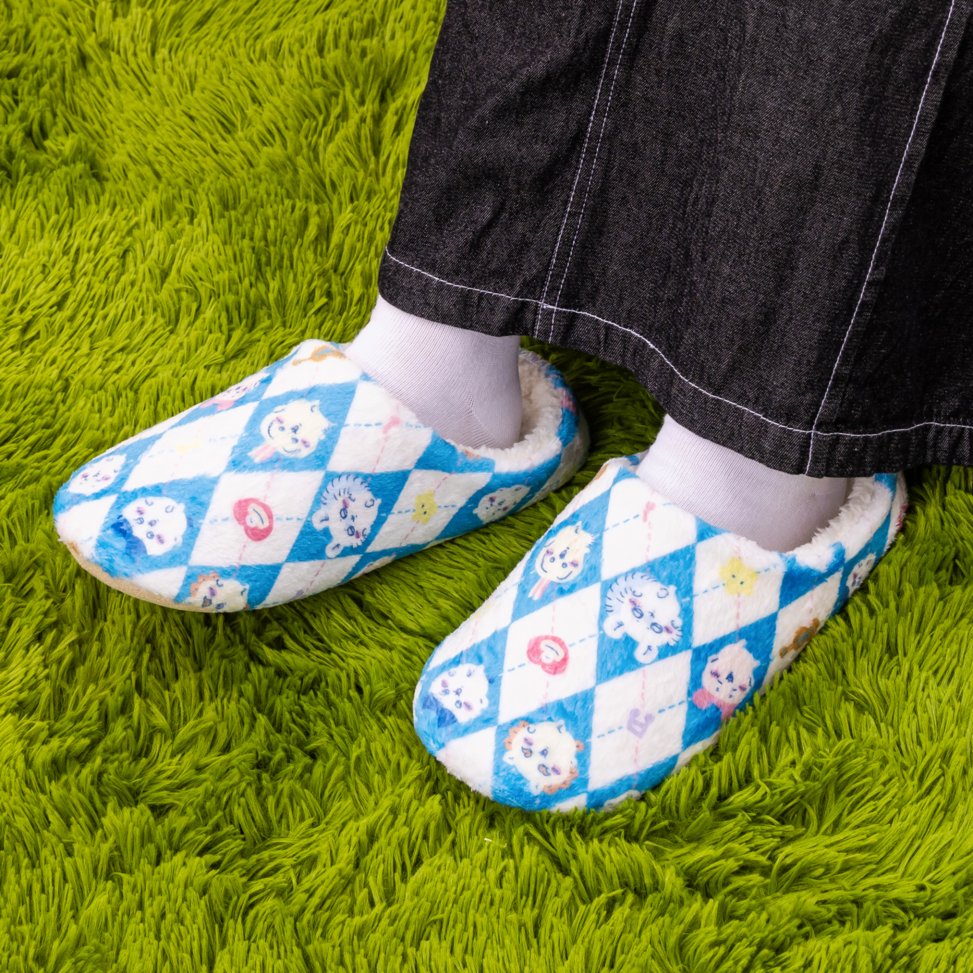 chiikawa_market's tweet photo. 🌱#ちいかわ 新商品🌱

『あったか大きめルームシューズ（ダンス）』
1,540円(税込)

中まで ふわふわ、ぬっくり スリッパ🧦
22～25cmの足も かろやかにステップ🩰

#ちいかわマーケット（公式通販）にて
10/9(金)11時発売🌱

🔻グッズ詳細はリプライをCHECK🔻 https://t.co/QUWY1nQtg1