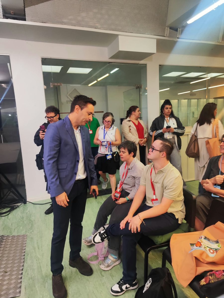 PlenaMadrid's tweet photo. 🎉 Felicidades a todos los que formáis parte de @ASPIMIP por esos 40 años de trabajo en favor de las personas con discapacidad intelectual y sus familias.

👏Cuatro décadas de compromiso, defendiendo derechos y generando apoyos y oportunidades para avanzar hacia una vida plena en la comunidad.

¡Por muchos años más trabajando juntos!