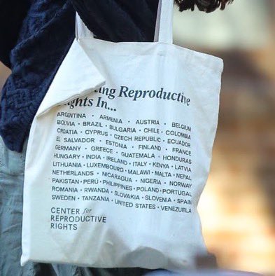 shewithlivs's tweet photo. olivia con una eco bag del centro de derechos reproductivos y el primer pais que dice ES ARGENTINA!!!!!!! se va a caer papuchoooo https://t.co/TB3NGtJqi7