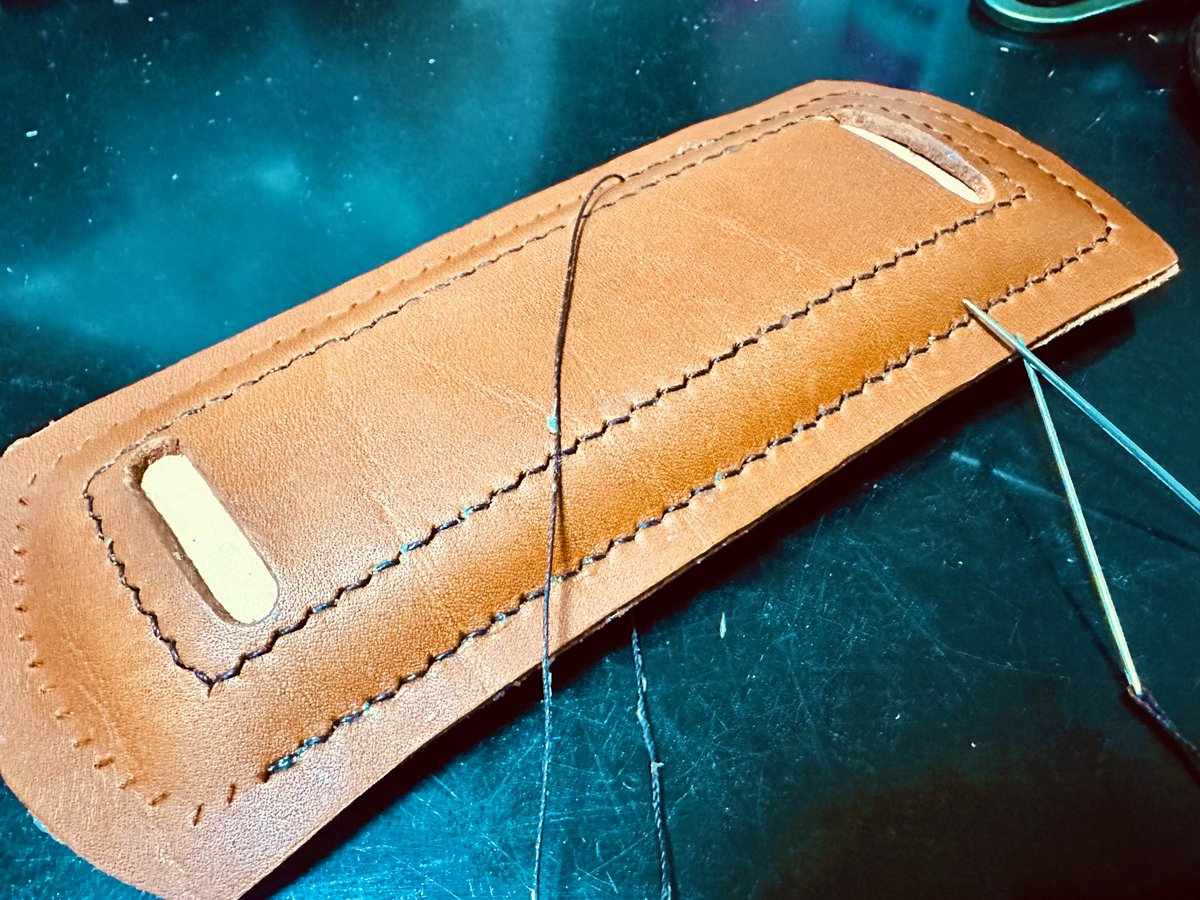 sabothebar's tweet photo. 釣り用ポーチのショルダーパット、半周縫ったところで精魂尽きた…どうせ失敗するやろと思って、ベルト通す穴のコバを仕上げずに進めた事を、しっかりと後悔している。ホント良い感ぢなのよw https://t.co/pIl1V2Oa53