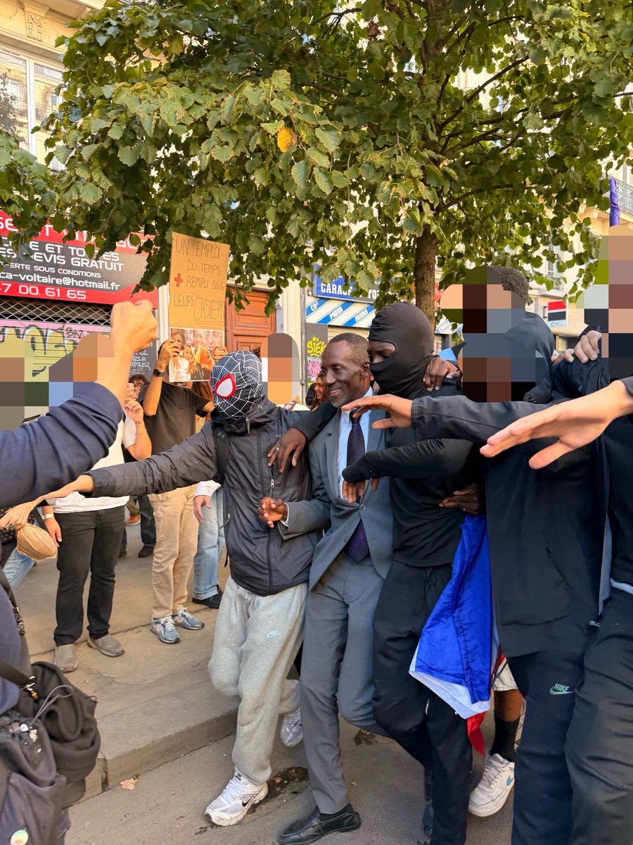 pamariable's tweet photo. j’ai croisé monsieur le président du 93 😭❤️❤️ https://t.co/ieIGVCYTQk