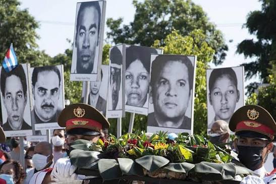 TecnolEducatCmg's tweet photo. "Cuando un pueblo enérgico y viril llora, la injusticia tiembla"
Los #EducadoresCamagueyanos #TenemosMemoria y no olvidamos a los mártires de Barbado. https://t.co/jT4fXjv1wR