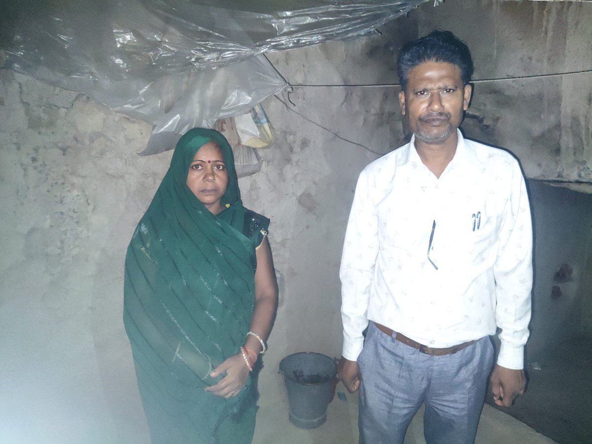 DmAmethi's tweet photo. *!!एक दिवस में पूर्ण समाधान अभियान!!*

इस अभियान के अन्तर्गत जिलाधिकारी महोदय की जनसुनवाई में जो शिकायतें प्राप्त होती हैं, उसमें सभी शिकायतों में यह प्रयास किया जाता है कि सभी शिकायतों का समयबद्ध और गुणवत्तापूर्ण समाधान सुनिश्चित किया जाए। इसी मंशा के तहत आज दिनांक 06.10.2026 को तहसील गौरीगंज अन्तर्गत ग्राम मझगवां मछरिया निवासी रामावती अपनी शिकायत लेकर जिलाधिकारी के समक्ष उपस्थित हुई, उन्होंने अपने शिकायती पत्र के माध्यम से अवगत कराया कि उनका कच्चा मकान जो की बरसात में ढह गया है जिसके कारण उनको और उनके पारिवारीजन को रहने में बहुत दिक्कत हो रही है और वर्तमान में वह टीनशेड में जीवन यापन कर रही हैं। उन्होंने जिलाधिकारी से आर्थिक सहायता प्रदान करने का अनुरोध किया। शिकायत को गंभीरता से लेते हुए जिलाधिकारी ने तत्काल उपजिलाधिकारी गौरीगंज को निर्देश दिए कि उक्त प्रकरण में स्थलीय जांच कराकर नियमानुसार पीड़िता को आर्थिक सहायता उपलब्ध कराएं, जिसके उपरांत उपजिलाधिकारी गौरीगंज द्वारा संबंधित क्षेत्र के लेखपाल को मौके पर भेज कर स्थलीय जांच कराई गई जिसमें शिकायत सही पाई गई, इसके उपरांत तहसीलदार गौरीगंज द्वारा पीड़िता को आर्थिक सहायता प्रदान किए जाने की स्वीकृति प्रदान की गई। शिकायत का त्वरित समाधान होने के उपरांत शिकायतकर्ता रामावती ने जिलाधिकारी महोदय का आभार व्यक्त करते हुए कहा कि उनकी समस्या का त्वरित समाधान एवं आर्थिक सहायता उपलब्ध होने से उनको एवं उनके परिवार को काफी राहत मिलेगी।