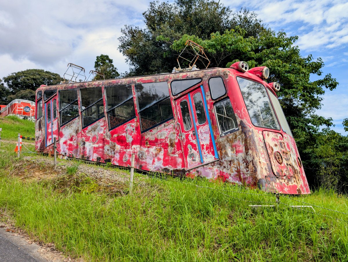 soedamiyuki's tweet photo. ポッポの丘の保存車輌・15
大山ケーブルカー　たんざわ号

ケーブルカーの保存車輌は展示が難しいと思いますが、こちらの車輌も傾斜地に置かれてはいますが、車輌と地面の傾斜が合っていません。台車等は無く車体のみで、塗装も下地を整えている段階、細かい部品も未取り付けと、整備途上のようです。 https://t.co/nVL3uH0hAe