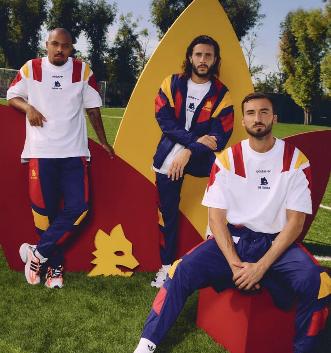 simone_bufacchi's tweet photo. ๐๏ธFlashLiveNews
Il #vintage conquista #Trigoria. Svelata oggi la nuova linea di #Adidas per la #Roma: blocchi di colore audaci su base bianca, scritte rรฉtro e il ritorno del Lupetto.
Un pezzo da #collezione stile #anni90.
Vi piace? Sรฌ o no๐ค
#ASRoma #Adidas #FlashLiveNews https://t.co/F4tXWZLHD3