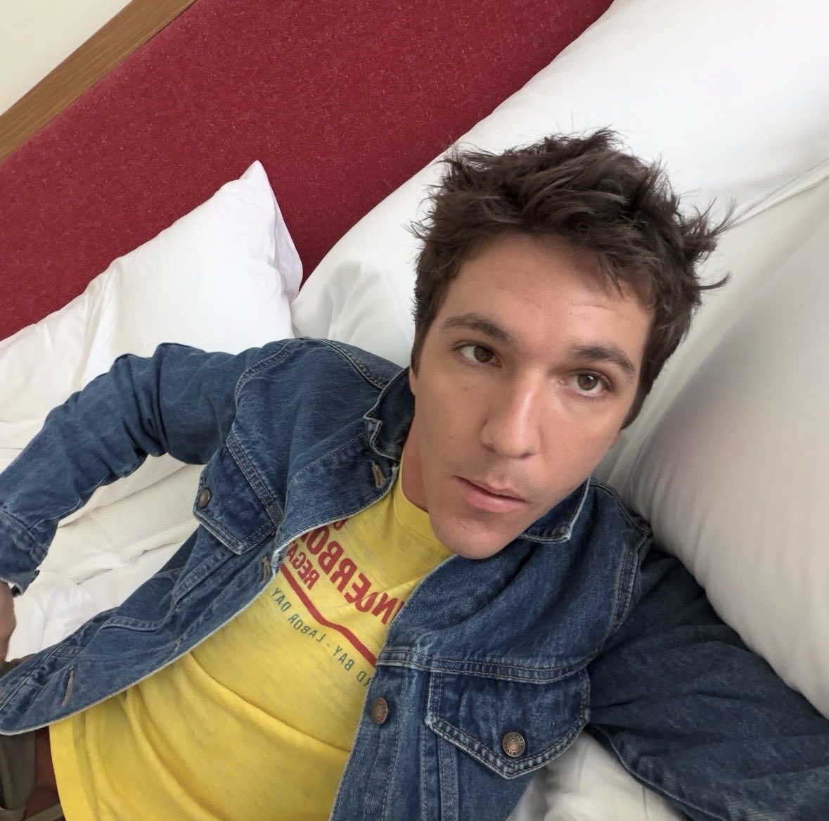 tucksrecordshop's tweet photo. not to sound like a broken record but why as a man does he have the prettiest brown eyes ever https://t.co/mRyLB1gvZm