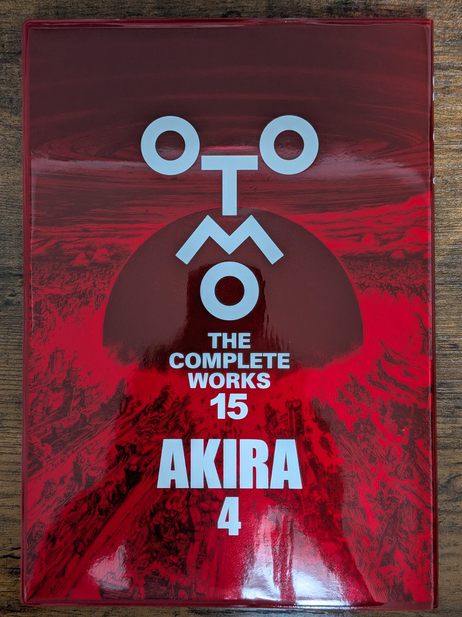 todo314's tweet photo. ｽｯ（大友全集版『AKIRA』第4巻を買った。『AKIRA CLUB』に小っちゃく印刷されてた「ネオ東京崩壊」の雑誌連載版相当が知れて良かった。単行本用に原稿に加筆した分は戻せないと思うけども。雑誌連載版の方が場面切替が素直な気がした。ビル群が倒壊爆発する見開きは擬音も動線も無いのが凄すぎる。） https://t.co/vBa703wniJ