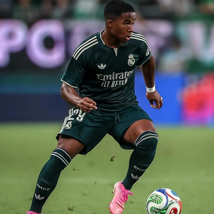 theMadridZone's tweet photo. 🚨 JUST IN: Endrick is seriously thinking of leaving Real Madrid on loan in January.

He believes he will not get enough minutes to play for Madrid.

Aston Villa are a LEADING candidate to sign him on loan, as he could play Champions League football with them. @La_SER https://t.co/2yavjKMv5h