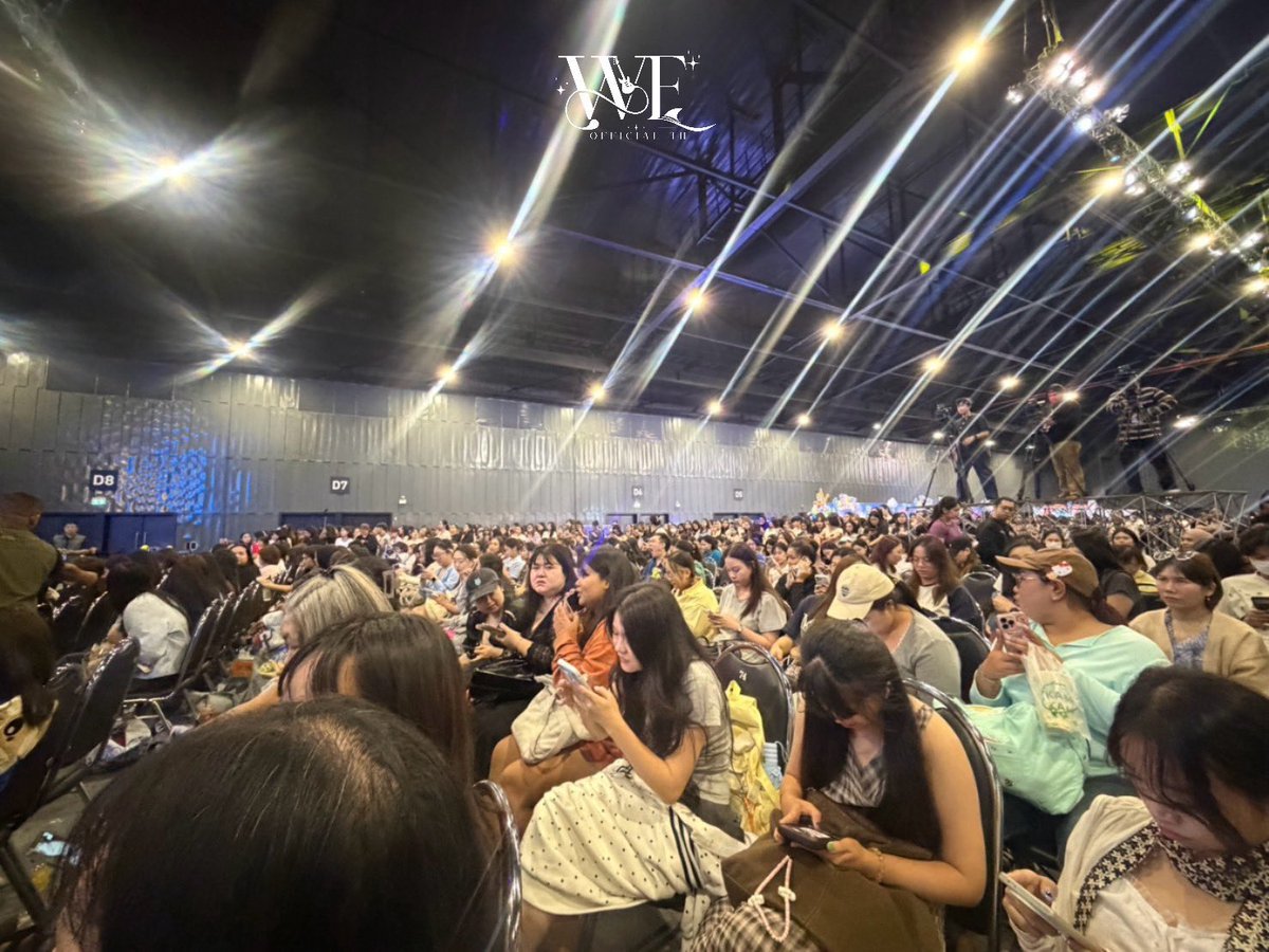 loving_fictions's tweet photo. One thing about WilliamEst, everywhere and everytime they go, they will bring a massive crowd along with them 😭😭🔥🔥

WilliamEst are so so loved 😭💙❤️

WILLIAMEST WESLEY ON STAGE

#GMMTVLiveHouse #WilliamEst https://t.co/BZ92Yqwnsj