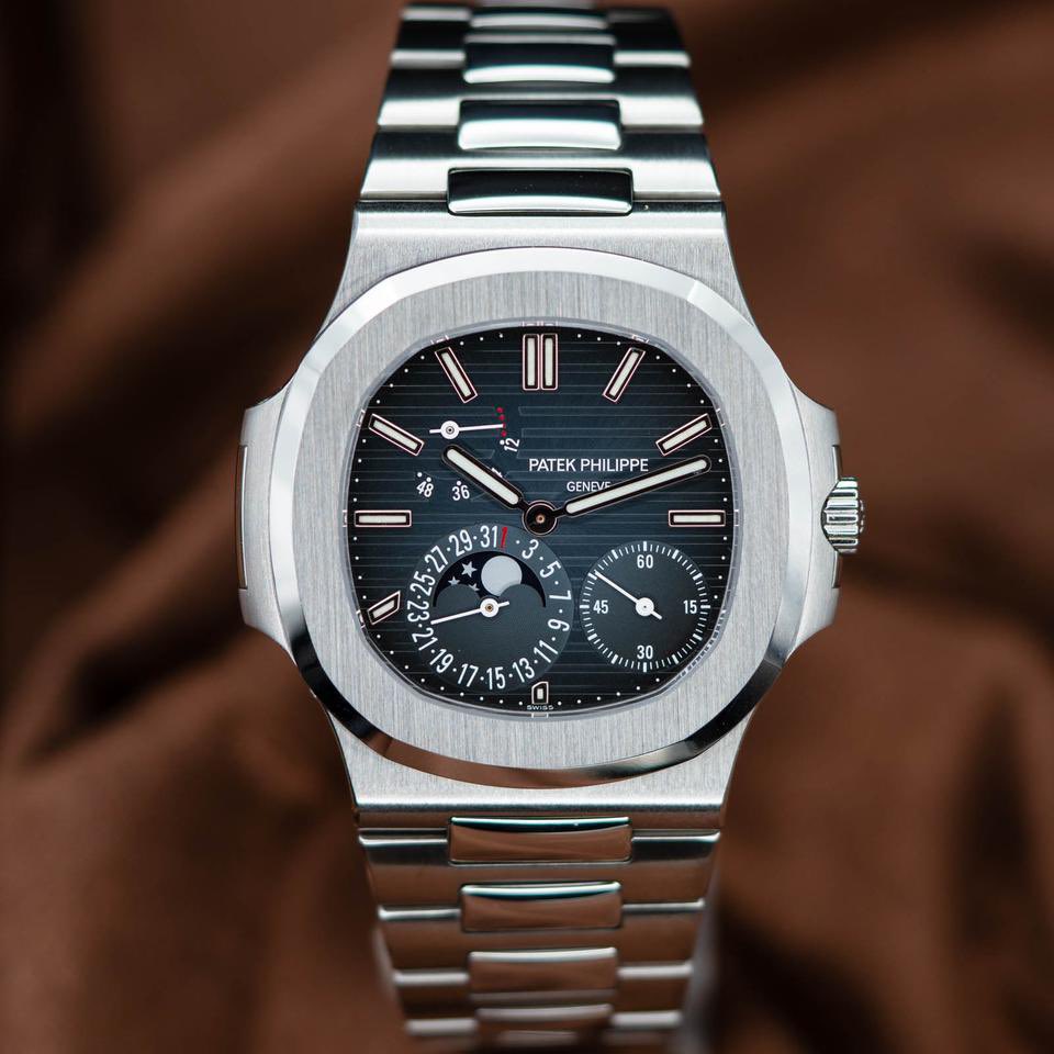 shi_nn1024's tweet photo. おそらく🐿️がつけていたのはPATEK PHILIPPEノーチラス5712
船の舷窓の形をモデルにした丸みを帯びた八角形のベゼルと水平エンボスの文字盤。月の満ち欠けが見えるムーンフェイズが特徴的。正規の定価も高額だか、非常に人気が高いため、中古市場では2〜3,000万円で取引きされているとか。 https://t.co/P1InBer35K