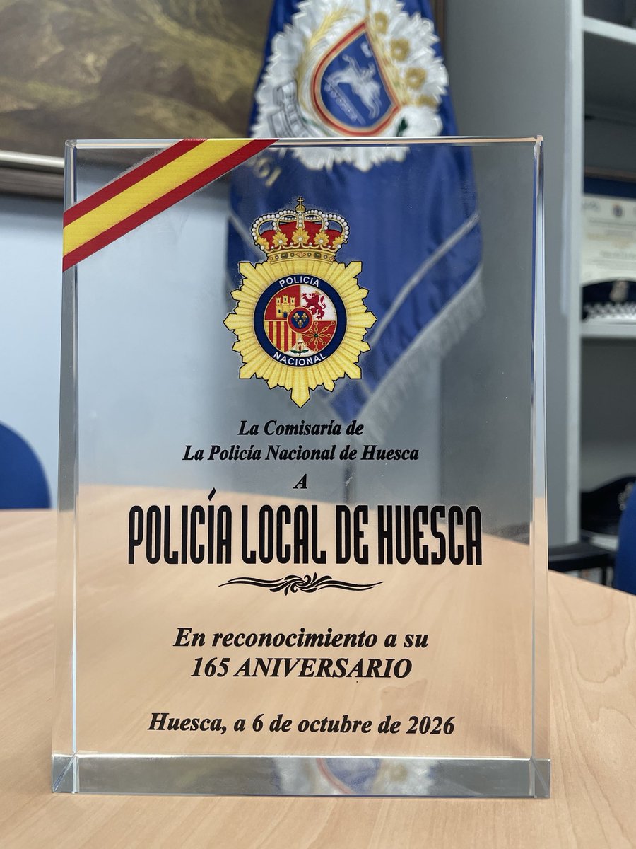 oscarferpe2's tweet photo. Desde la Policía Local de Huesca felicitamos a la @policia en su patrón, los Ángeles Custodios. 💙👮‍♂️ Gracias por la mención y la placa por nuestro 165 aniversario. Un orgullo trabajar juntos por Huesca. ¡Feliz día! 🚔 #ÁngelesCustodios #PolicíaLocalHuesca https://t.co/ZQax0fujrP