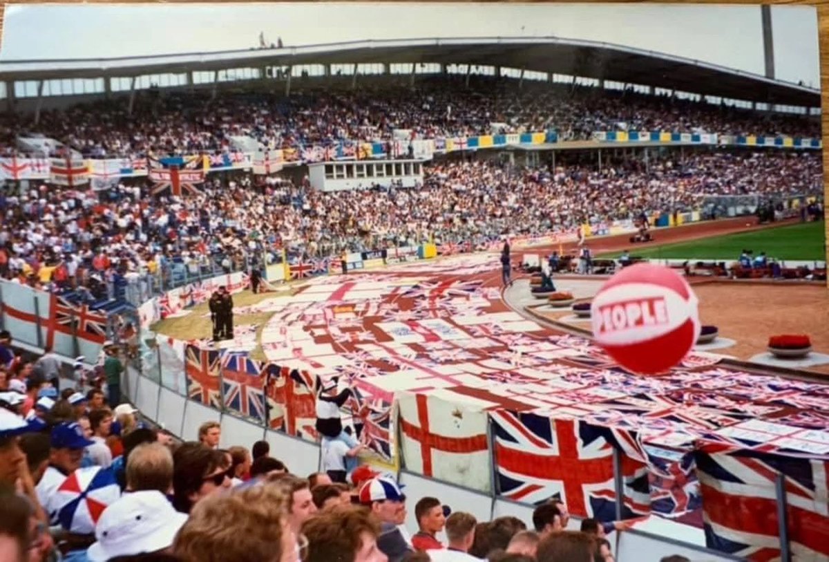 theawayfans's tweet photo. 🏴󠁧󠁢󠁥󠁮󠁧󠁿 England at Euro ’92 in Sweden https://t.co/bkkmj2n0lg
