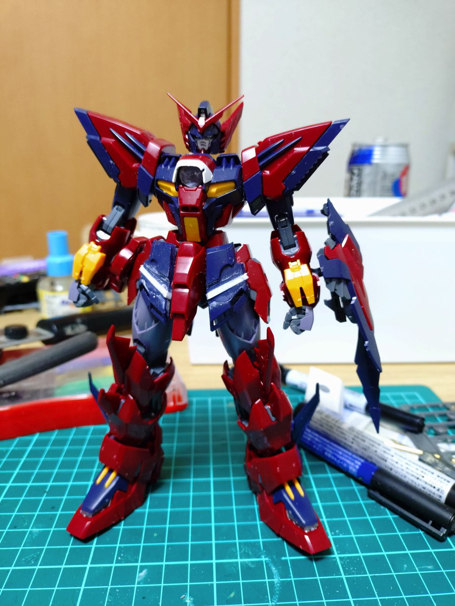 chappylog's tweet photo. 腹部とフロントアーマーを2mm延長。
首と肩軸を上方に1mm延長。
エピオンは丸顔ではなくシュッとした顔つきのイメージなので頬当てをフィンごと削ってシャープ化。併せてマスクにモールドを追加して小口化。
だいぶ理想のエピオンっぽくなってきました😄 https://t.co/uJtw22cRBL