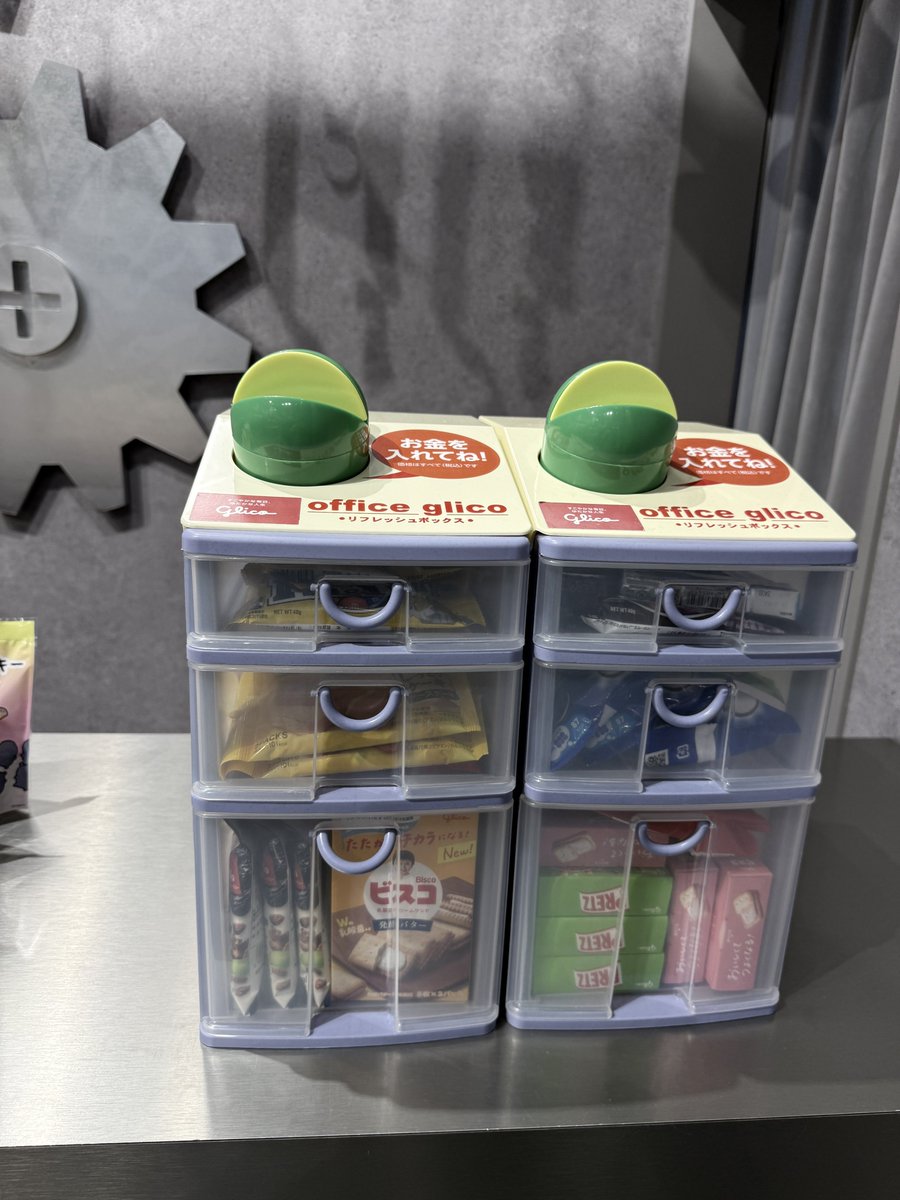 disney6942's tweet photo. ねぇ、これいくら入れたら良いの？
入れて良いの？お菓子とっていいの？
謎すぎた…

#ちいかわパーク https://t.co/osY7EAW0zt
