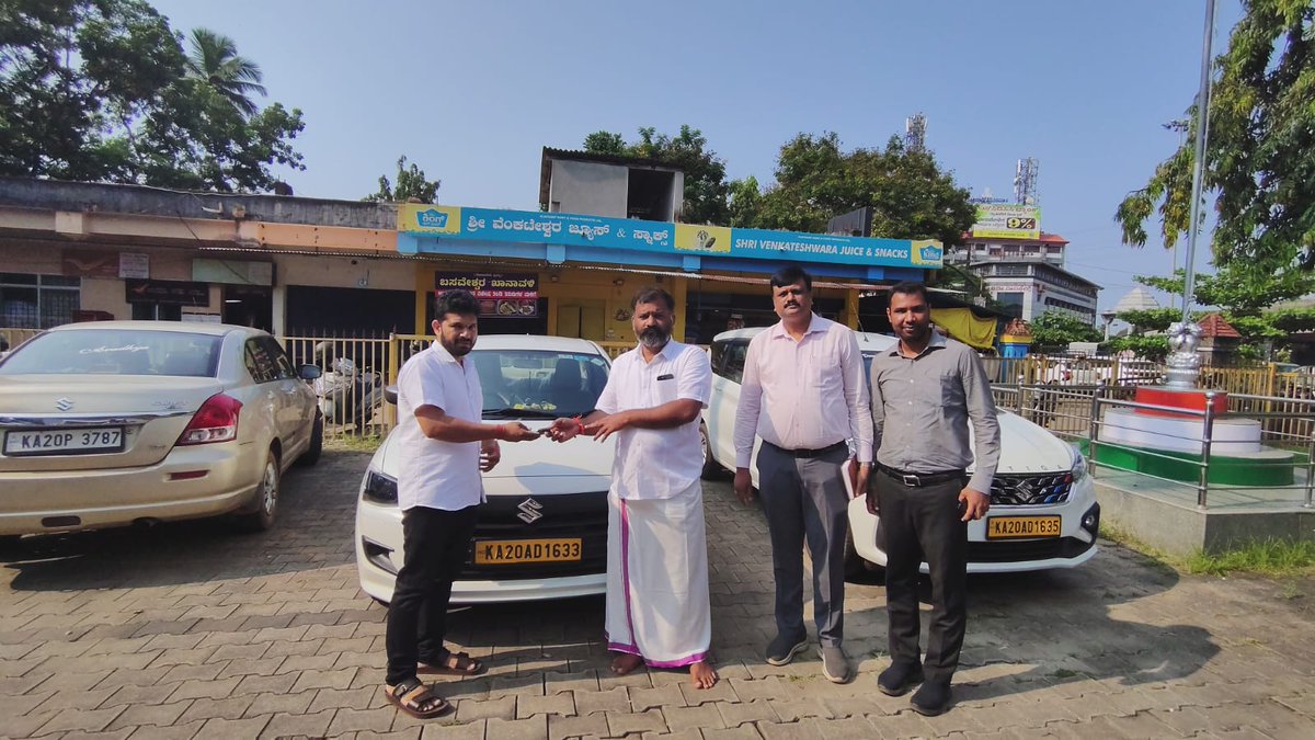 gantihole's tweet photo. ಡಿ. ದೇವರಾಜ ಅರಸು ಹಿಂದುಳಿದ ವರ್ಗಗಳ ಅಭಿವೃದ್ಧಿ ನಿಗಮದಡಿ ಅರ್ಹ ಯುವಕರಿಗೆ ಸ್ವಯಂ ಉದ್ಯೋಗ ಕಲ್ಪಿಸಲು ನೀಡಲಾಗುವ 'ಸ್ವಾವಲಂಬಿ ಸಾರಥಿ' ಯೋಜನೆಯಡಿ ಇಂದು ಫಲಾನುಭವಿಗಳಿಗೆ ಟೂರಿಸ್ಟ್ ಟ್ಯಾಕ್ಸಿಯ ಕೀಗಳನ್ನು ಹಸ್ತಾಂತರಿಸಲಾಯಿತು.
#SamruddhaByndoor #BJPByndoor #GururajGantihole #BestMLA #PeoplesMLA https://t.co/10BfS1Verm
