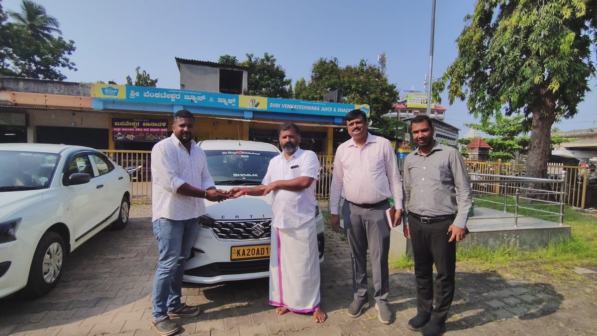 gantihole's tweet photo. ಡಿ. ದೇವರಾಜ ಅರಸು ಹಿಂದುಳಿದ ವರ್ಗಗಳ ಅಭಿವೃದ್ಧಿ ನಿಗಮದಡಿ ಅರ್ಹ ಯುವಕರಿಗೆ ಸ್ವಯಂ ಉದ್ಯೋಗ ಕಲ್ಪಿಸಲು ನೀಡಲಾಗುವ 'ಸ್ವಾವಲಂಬಿ ಸಾರಥಿ' ಯೋಜನೆಯಡಿ ಇಂದು ಫಲಾನುಭವಿಗಳಿಗೆ ಟೂರಿಸ್ಟ್ ಟ್ಯಾಕ್ಸಿಯ ಕೀಗಳನ್ನು ಹಸ್ತಾಂತರಿಸಲಾಯಿತು.
#SamruddhaByndoor #BJPByndoor #GururajGantihole #BestMLA #PeoplesMLA https://t.co/10BfS1Verm