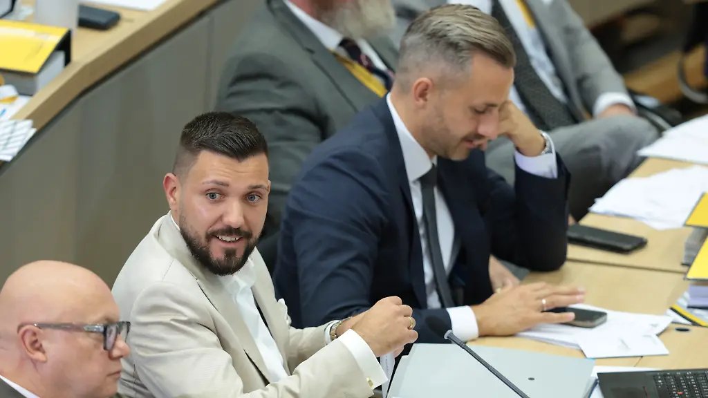 bimbas_world's tweet photo. 10 Jahre Twitter/X. 

10 Jahre AfD-Unterstützung. 

10 Jahre Beleidigungen und Angriffe von linksgrünversifften Taugenichtsen, Denunzianten und Verblödeten.

10 Jahre haben sie versucht, mich mundtot zu machen, meinen Account sperren zu lassen.

Und heute feiere ich den ersten AfD-Landtagspräsidenten Deutschlands: Tobias Rausch. 🥳🙏

Und den künftigen Ministerpräsidenten Uli Siegmund gleich noch dazu.👍💪💙

#WIRsinddasVolk #nurnochAfD

Foto n-tv