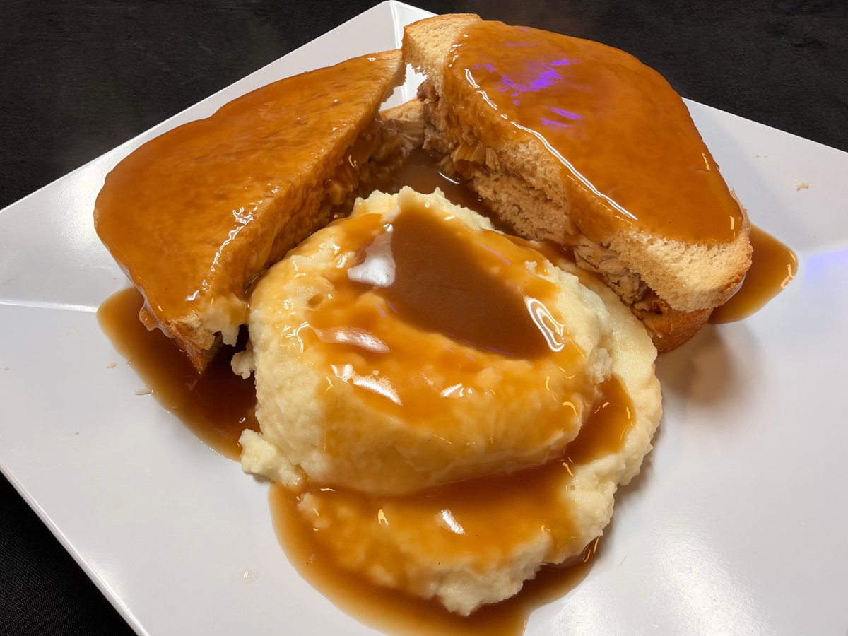 SharkysPier's tweet photo. Look at these weekday lunch specials! 😍🍽️ $10.99 Chili Cheese Dog or Hot Pork Sandwich, ALL DAY! 🍗 85¢ Wings & Half Price Happy Hour! #SharkysCafe #ThePier #LunchSpecials #WingDay #HappyHour #FortLigonierDays #MLBPlayoffs #Steelers #Penguins #LatrobeEats #SupportLocal https://t.co/h3hSB1rCQr