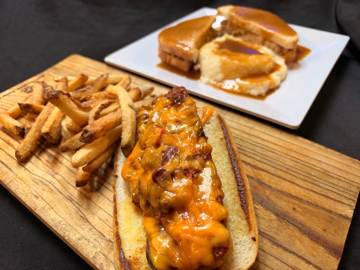 SharkysPier's tweet photo. Look at these weekday lunch specials! 😍🍽️ $10.99 Chili Cheese Dog or Hot Pork Sandwich, ALL DAY! 🍗 85¢ Wings & Half Price Happy Hour! #SharkysCafe #ThePier #LunchSpecials #WingDay #HappyHour #FortLigonierDays #MLBPlayoffs #Steelers #Penguins #LatrobeEats #SupportLocal https://t.co/h3hSB1rCQr
