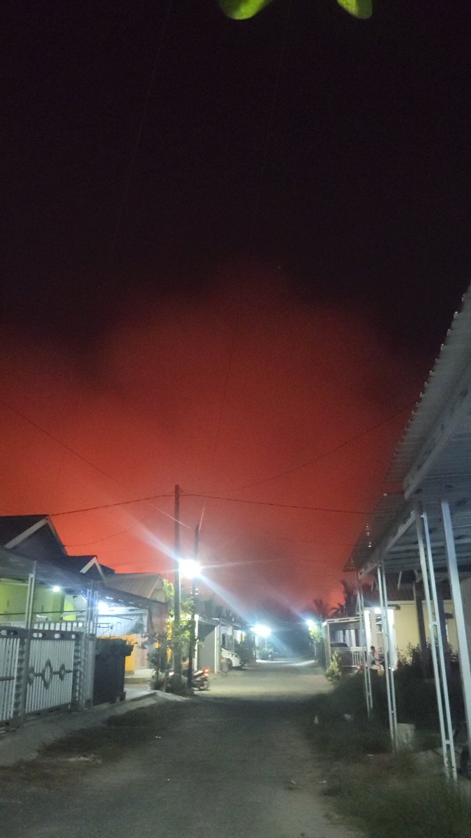 bininyarenjun_'s tweet photo. kebakaran nya udah nyampe deket rumah ku ges, cuman kehalang sungai ajaa... jujur aku takut banget, dan kasihan sama pemukiman warga yg udah terdampak... doa in ya semoga cepat mati apinya... https://t.co/xbc5GkzGFm