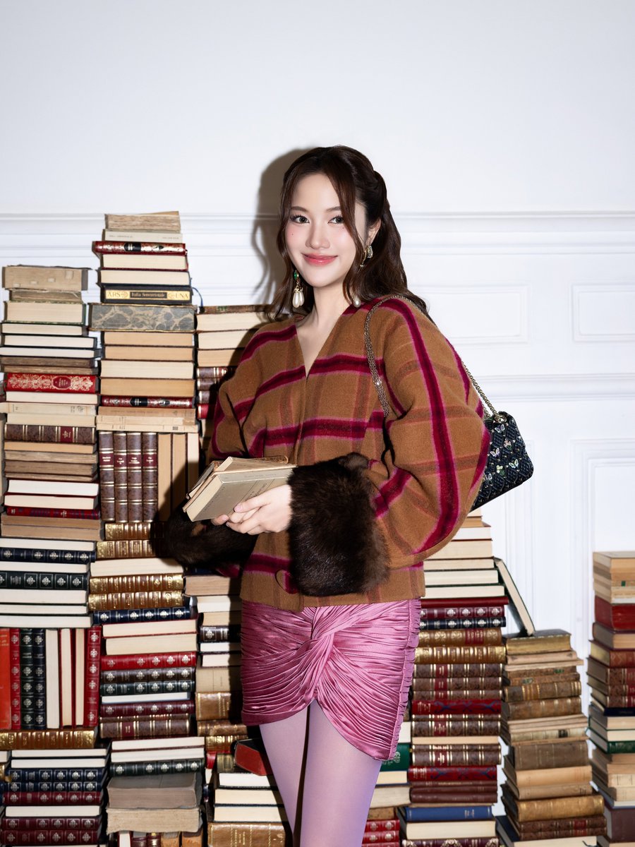 freenBRofc's tweet photo. "Cada pequeno detalhe ainda permanece comigo 💖"

IG: @srchafreen para a @MaisonValentino 

#ValentinoSS27xFreen
#ValentinoAntibiblioteca
#ValentinoGaravani
#srchafreen https://t.co/Nwwipyf2VJ