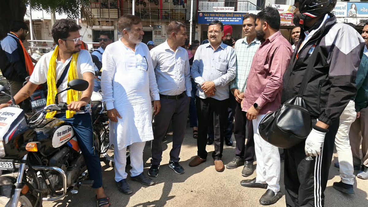 airnews_abad's tweet photo. #Gujarat #BanasKantha #SevaSankalpAbhiyaan
વારાણસીથી વડનગર તરફ નીકળેલી સેવા સંકલ્પ બાઇક સેવા યાત્રાનું છાપી ખાતે રાજ્ય કક્ષાના મંત્રીશ્રી ઈશ્વરસિંહ પટેલે સ્વાગત કર્યું
મોટી સંખ્યામાં લોકોએ ઉપસ્થિત રહીને બાઇક સવારોનો ઉત્સાહ વધાર્યો
#AIRPics : સવજી ચૌધરી https://t.co/6CUB9n7WhI
