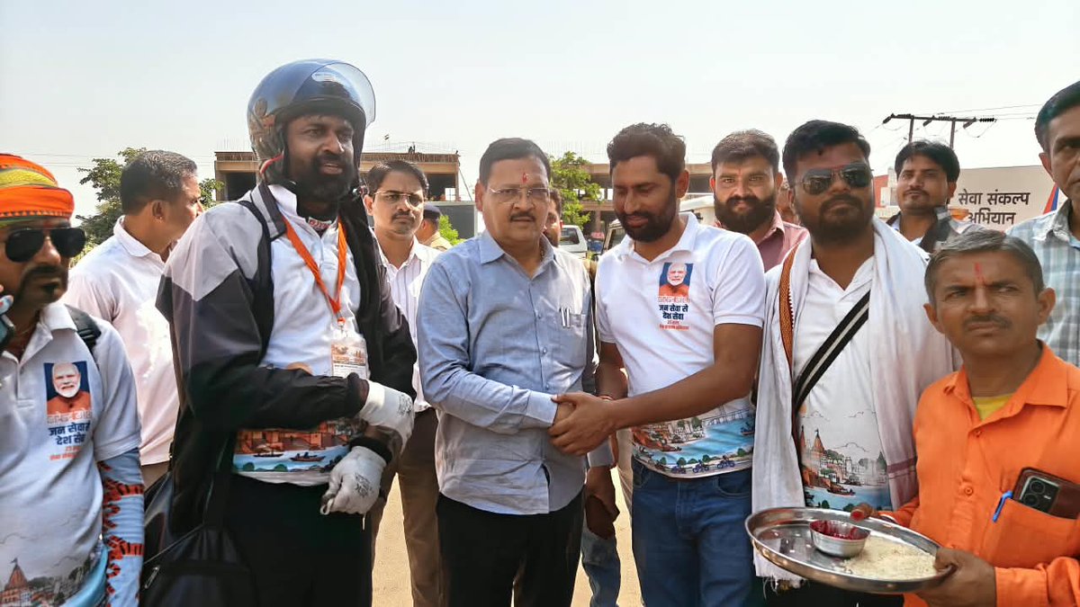 airnews_abad's tweet photo. #Gujarat #BanasKantha #SevaSankalpAbhiyaan
વારાણસીથી વડનગર તરફ નીકળેલી સેવા સંકલ્પ બાઇક સેવા યાત્રાનું છાપી ખાતે રાજ્ય કક્ષાના મંત્રીશ્રી ઈશ્વરસિંહ પટેલે સ્વાગત કર્યું
મોટી સંખ્યામાં લોકોએ ઉપસ્થિત રહીને બાઇક સવારોનો ઉત્સાહ વધાર્યો
#AIRPics : સવજી ચૌધરી https://t.co/6CUB9n7WhI