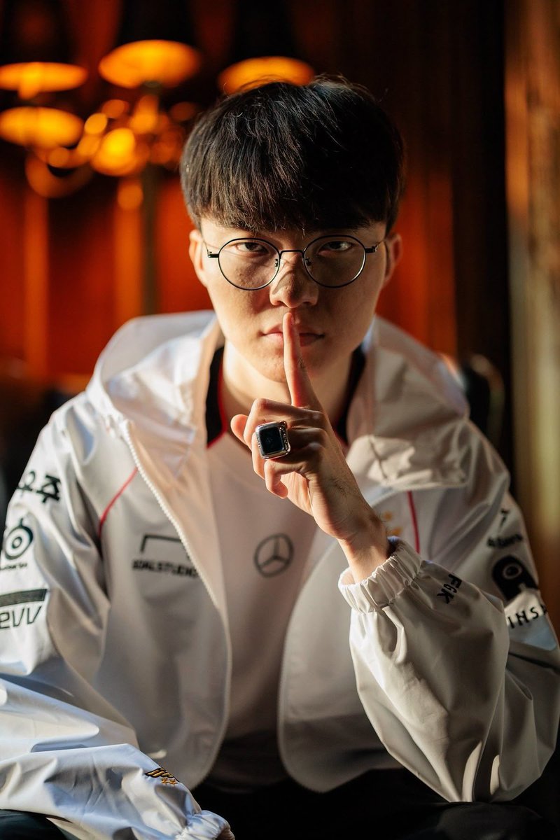 T1Latam's tweet photo. Veo que a muchos no les gustó que Faker sea el protagonista del tema de Worlds.

Es el mejor de la historia, sigue haciendo historia y una vez más está en el centro de Worlds.

Faker es Faker.
El que es, es. ❤️‍🔥

Y sí, KNOW HIS NAME 🐐 https://t.co/VHCOacFhfw