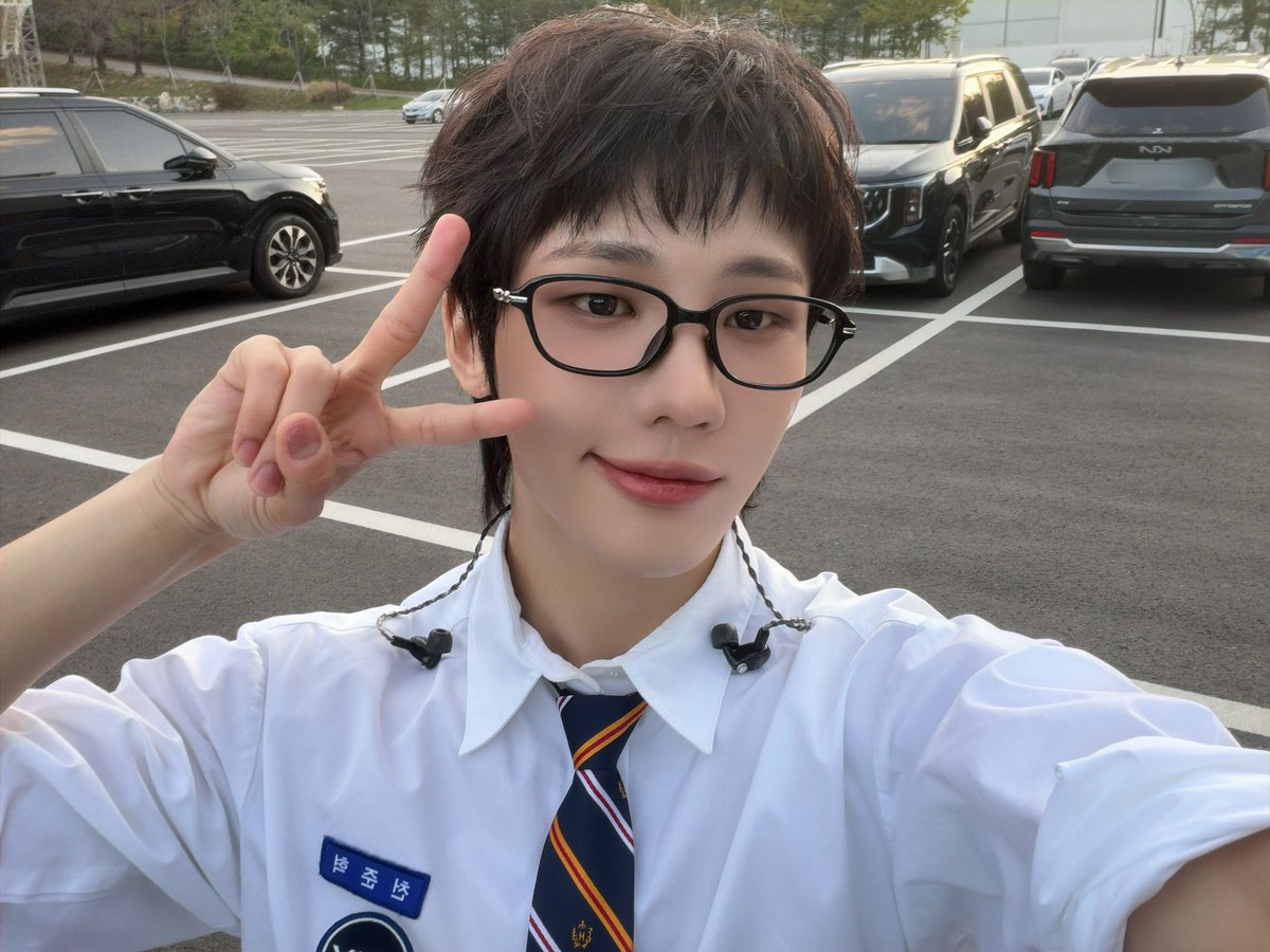 TNX_twt's tweet photo. 안경 쓴 준혁 학생 🤓

#TNX #티엔엑스
#천준혁 #JUNHYEOK https://t.co/Wv6AxuHwpl