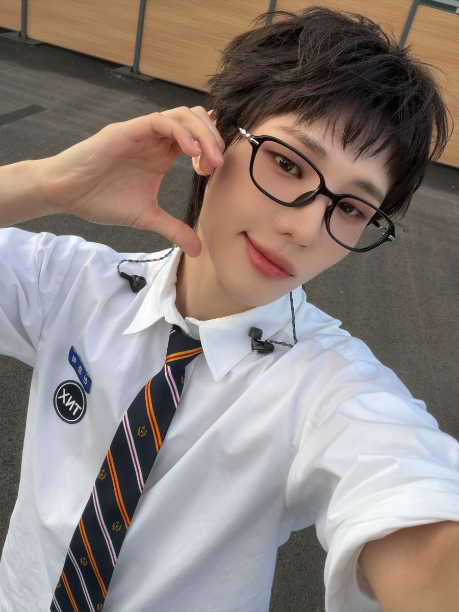 TNX_twt's tweet photo. 안경 쓴 준혁 학생 🤓

#TNX #티엔엑스
#천준혁 #JUNHYEOK https://t.co/Wv6AxuHwpl