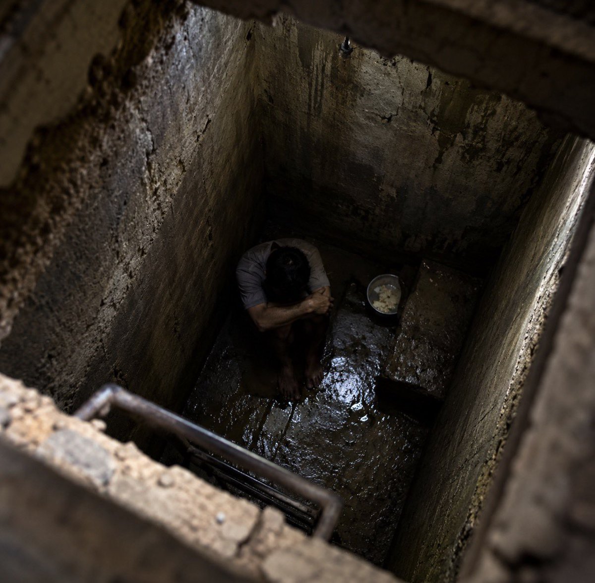 YOYOPRESS's tweet photo. 🚨 LOS ENCIERRAN EN POZOS, ORINAN SOBRE ELLOS Y LES DAN COMIDA CONTAMINADA CON HECES | Las ABERRACIONES que sufren los presos políticos 

No ocurrió hace 10 años. Está documentado en 2025 y 2026, incluyendo después del 3 de enero.

Según reseñó el periodista Luis Carlos Díaz para Runrunes, a partir del más reciente informe de la Misión Internacional Independiente de la ONU, en Fuerte Guaicaipuro, una cárcel militar en los Valles del Tuy, existen celdas construidas en pozos bajo tierra.

Los testimonios recogidos por la Misión señalan que los custodios rocían a los detenidos con agua fría durante la noche o directamente les orinan encima.

Comen apenas dos o tres veces por semana.

A algunos los obligan a meter las manos en la letrina antes de comer, sin cubiertos. Otros han recibido alimentos contaminados con heces.

Dentro del mismo penal está “La Luciérnaga”: una pequeña celda con la luz encendida las 24 horas donde mantienen a personas desnudas, atadas en posiciones dolorosas, suspendidas y golpeadas con látigos. Durante la madrugada las rocían con agua helada y permanecen expuestas a insectos y roedores.

Y hay testimonios todavía más recientes.

Después del 3 de enero de 2026, personas detenidas por la DGCIM en el caso “Azul Celeste” denunciaron torturas durante el período en que permanecieron desaparecidas.

Una fue mantenida casi tres días suspendida de una cadena con los brazos levantados, con otra pesada cadena alrededor del cuello, mientras recibía descargas eléctricas en el abdomen y la espalda.

Otra permaneció suspendida durante al menos 24 horas para obligarla a desbloquear su teléfono. Otros detenidos denunciaron golpes, encapuchamiento, cadenas y descargas eléctricas, algunas aplicadas después de mojarlos.

Esto no es la historia de cómo se torturaba en Venezuela. Es lo que la ONU documenta que sigue ocurriendo.