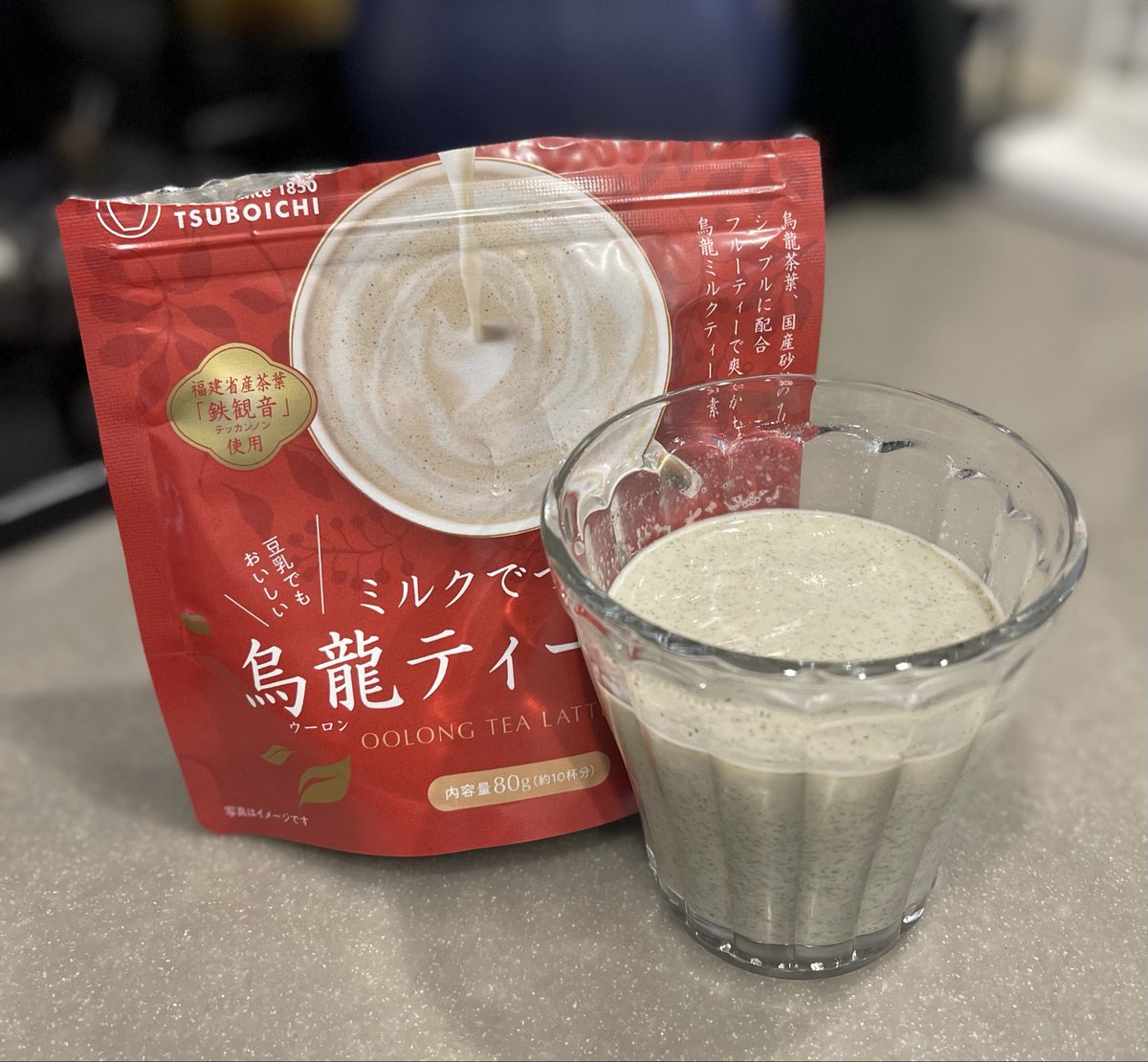 gohan_achamo's tweet photo. おーい、エックスのみんな！！
どうしてもっと早く教えてくれなかったの！？つぼ市製茶本舗のミルクでつくるシリーズに、大好きな烏龍ティーラテがあったなんて知らなかった！！！見つけた瞬間迷わずカゴに入れた！そして帰宅してすぐに飲んだ！味はどうだったかって？ https://t.co/fyEHp3ZfyH