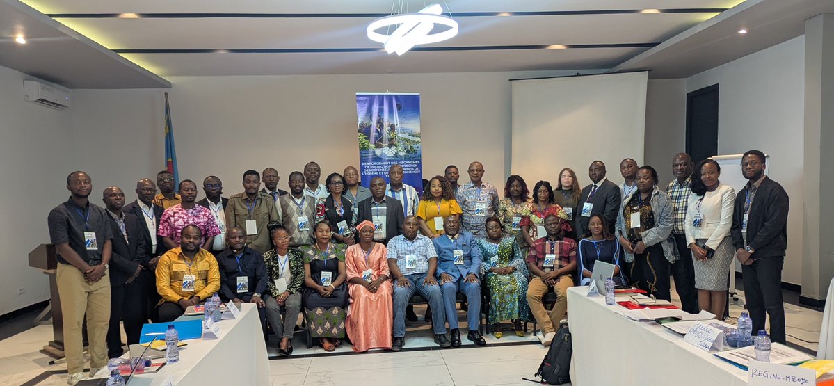 afrewatch's tweet photo. Hier, 5 octobre 2026, AFREWATCH et CREEDA, avec l’appui d’Open Society Foundations (OSF), ont lancé à Kinshasa l’atelier consacré à l’enrichissement et à l’appropriation du mécanisme innovant de prise en charge médicale des défenseurs des droits humains et de l’environnement (DDHE) en RDC.

Cette première journée a permis de discuter de la question essentielle de savoir : comment faire de l’accès aux soins de santé une des composantes durables de la protection des DDHE en RDC ?

Les échanges ont notamment porté sur le partage d’expériences sur le fonctionnement des quelques réseaux de protection des DDH, l’état des lieux des mécanismes de protection existants, la cartographie des acteurs intervenants dans la prise en charges des DDHE ainsi que la présentation du mécanisme innovant de prise en charge médicale des DDHE proposé par AFREWATCH et CREEDA.

Les échanges se poursuivent aujourd’hui avec les travaux de groupes, qui permettront aux participants d’approfondir de réflexions sur des questions spécifiques en vue d’améliorer le dit mécanisme.