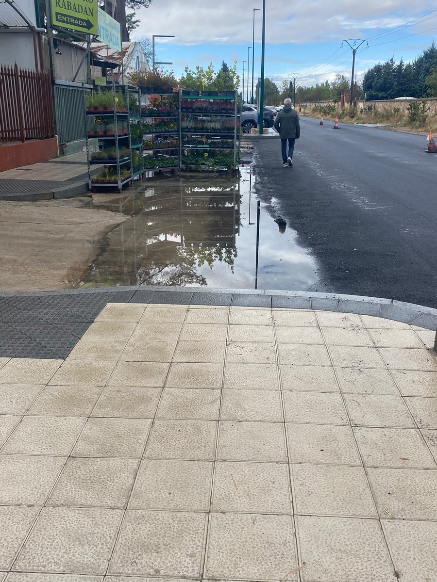 Seergiovs's tweet photo. Después de 3 años de retrasos, sobrecostes y decenas de quejas por parte de los vecinos y negocios.

Ni 24 horas han pasado y ya tenemos esa misma zona inundada, como los dos últimos inviernos.

Que vergüenza! https://t.co/kQgkaWoH1n