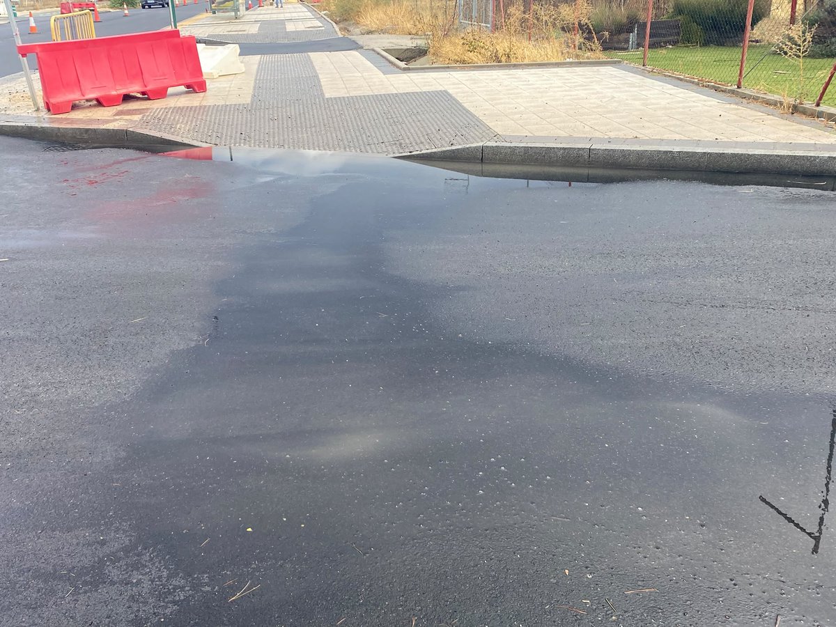 Seergiovs's tweet photo. Después de 3 años de retrasos, sobrecostes y decenas de quejas por parte de los vecinos y negocios.

Ni 24 horas han pasado y ya tenemos esa misma zona inundada, como los dos últimos inviernos.

Que vergüenza! https://t.co/kQgkaWoH1n