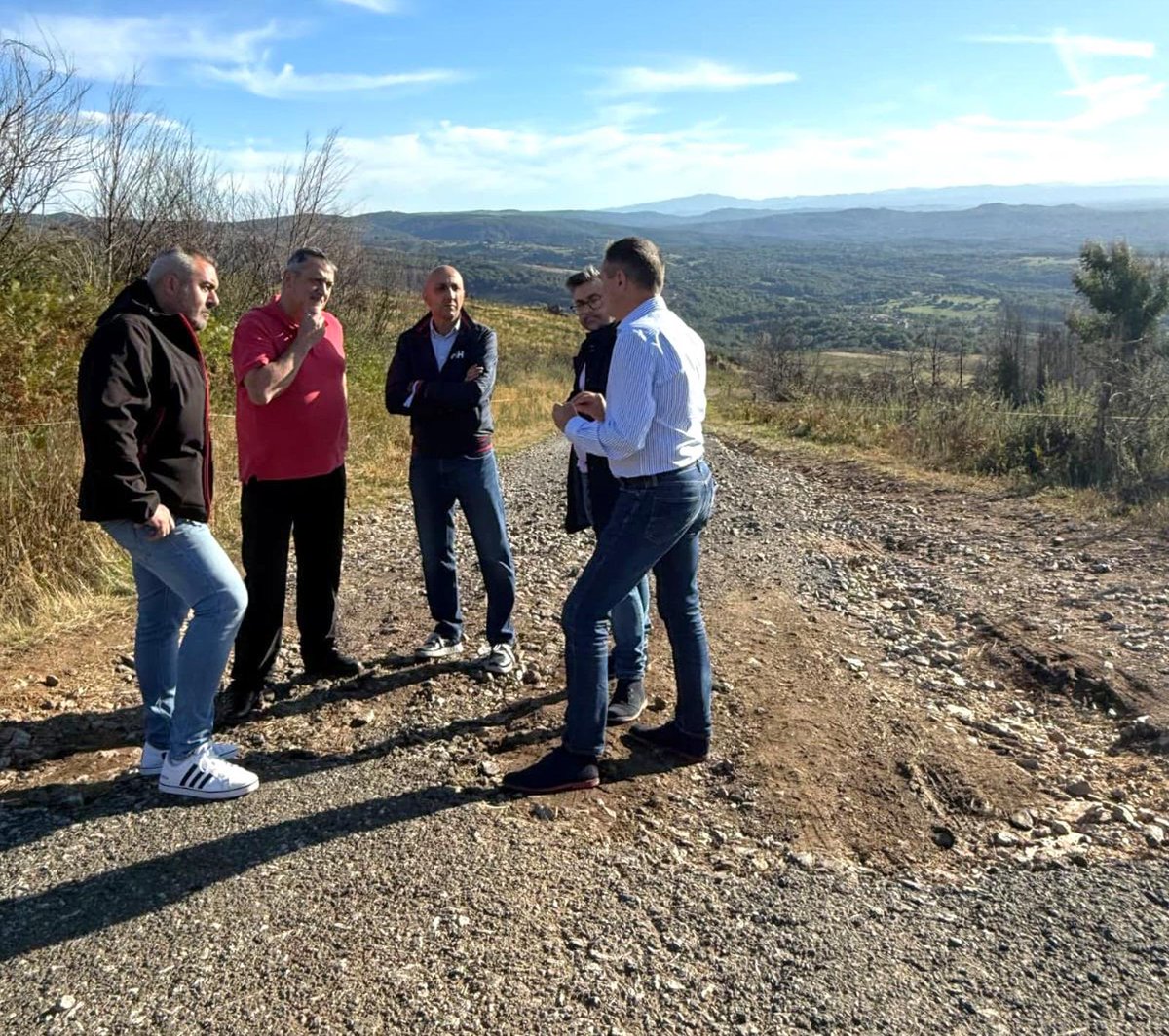 PPdeOU's tweet photo. 📍 Maceda e Montederramo perden unha axuda de 50.000 € para o camiño Verducedo-Santiso pola inacción dos seus gobernos locais.  

👉 Dende o PP esiximos transparencia e responsabilidades aos alcaldes de Maceda e Montederramo. https://t.co/mNVufgoAFv