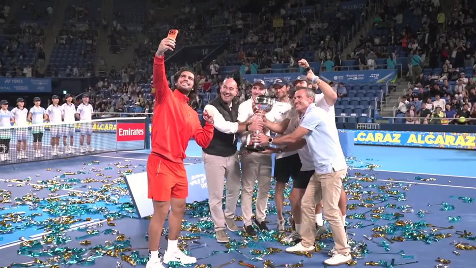 jmgmoron's tweet photo. Las bonitas palabras de Alcaraz hacia su equipo tras levantar el 🏆 en Tokio.

🗣️ “El camino de mi lesión ha estado lleno de dudas y bajadas. Le doy las gracias a mi equipo por haberme mantenido siempre ahí” https://t.co/xcZ531QDiC