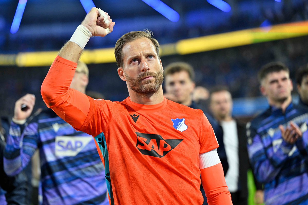 Plettigoal's tweet photo. 🚨🆕 FC Bayern have 7-8 names on their list as potential backups for Jonas Urbig next season.

The current tendency: Manuel Neuer will retire, with Urbig becoming the new No. 1.

No talks with candidates yet. One thing is clear: Bayern want a new, experienced goalkeeper - not a young/talented and expensive one.

Oliver Baumann is one of the candidates, but has been on the list for months. Huge appreciation within the club for his career and his attitude.

@SkySportDE 🇩🇪