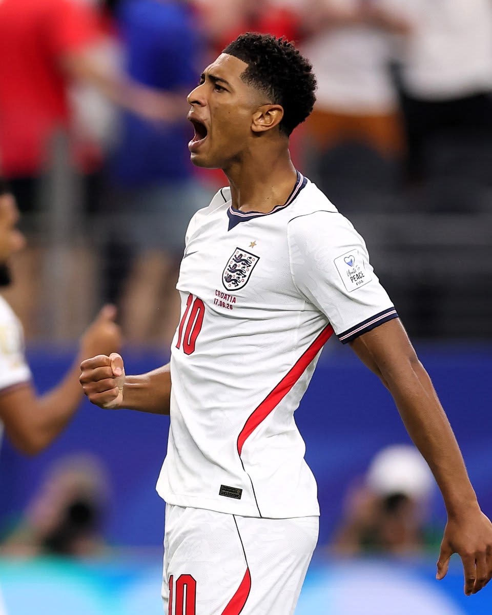 theMadridZone's tweet photo. 🚨🗣️ Rio Ferdinand: “Mr. Jude Bellingham, if you compare what he’s done at 23 to other legends;

Steven Gerrard was just named Liverpool captain at 23. Frank Lampard joined Chelsea 6 days before turning 23.

Zinedine Zidane made his France debut at 22, Xavi was just about to become a key player for Barcelona and didn’t win his first UCL until age 26. 

I’m not saying he’s better than any of these players because its too early in his career, but at 23, by comparison at the same age, he’s DWARFING all of them.” @RioMeets