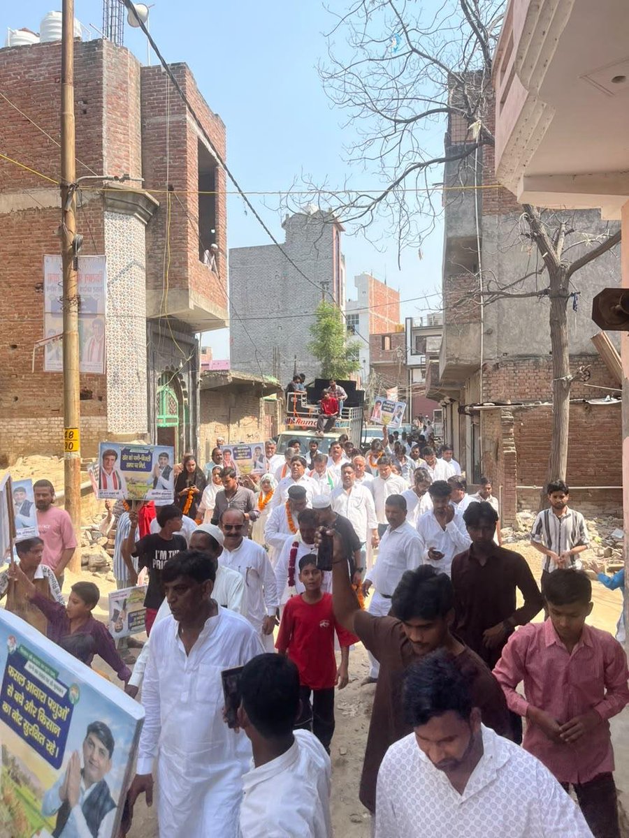 ShuklaAkhilesh_'s tweet photo. किसान अधिकार यात्रा — पाँचवाँ दिन, गाजियाबाद।

उत्तर प्रदेश किसान कांग्रेस की किसान अधिकार यात्रा आज गाजियाबाद पहुँची। किसानों के अधिकार, सम्मान और न्याय की आवाज़ को गाँव-गाँव तक पहुँचाने और उनकी समस्याओं को मजबूती से उठाने का संकल्प यात्रा के साथ आगे बढ़ रहा है। https://t.co/Q1s6EFDhPX
