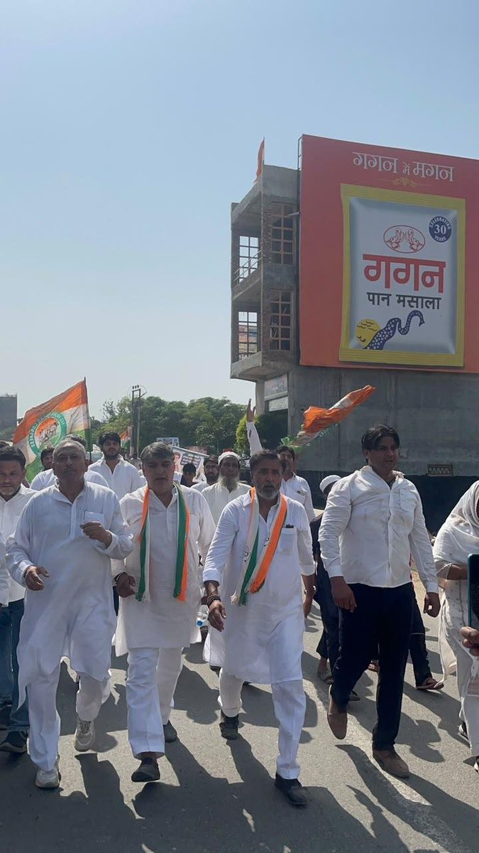 ShuklaAkhilesh_'s tweet photo. किसान अधिकार यात्रा — पाँचवाँ दिन, गाजियाबाद।

उत्तर प्रदेश किसान कांग्रेस की किसान अधिकार यात्रा आज गाजियाबाद पहुँची। किसानों के अधिकार, सम्मान और न्याय की आवाज़ को गाँव-गाँव तक पहुँचाने और उनकी समस्याओं को मजबूती से उठाने का संकल्प यात्रा के साथ आगे बढ़ रहा है। https://t.co/Q1s6EFDhPX