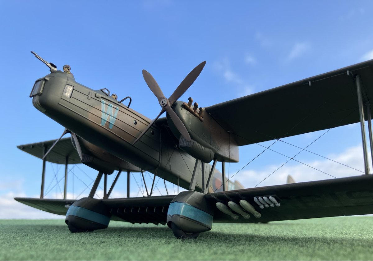 kikikikuyan's tweet photo. MATCHBOX 1/72 HANDLEY PAGE HEYFORD

久しぶりに晴れたのでお外で撮影会〜
自然光は粗を隠してリアリティーの増し増し効果ありを実感。 https://t.co/6VOLTYD2pT
